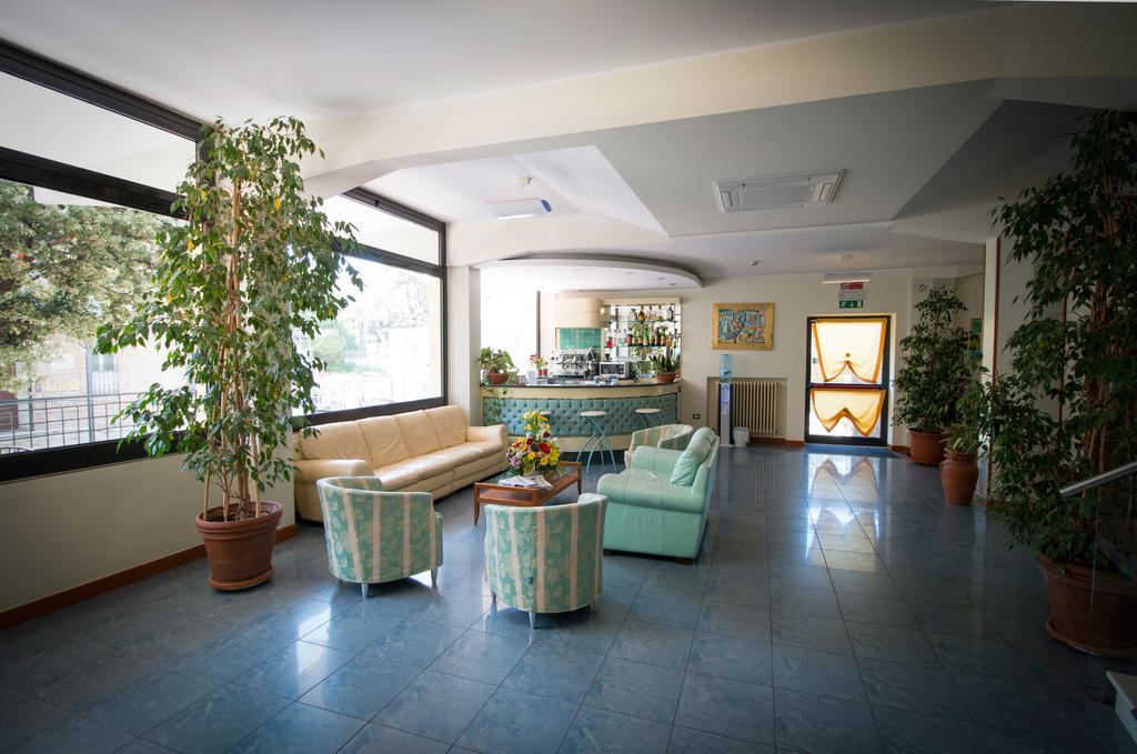 Hotel Gabbiano Порто-Сан-Джорджо Екстер'єр фото